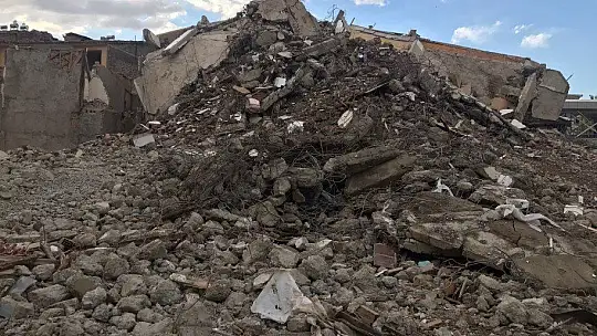 Elazığ'da ağır hasarlı 8 katlı bina korna sesi ile yıkıldı