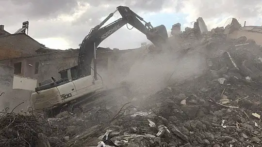 Elazığ'da ağır hasarlı 8 katlı bina korna sesi ile yıkıldı