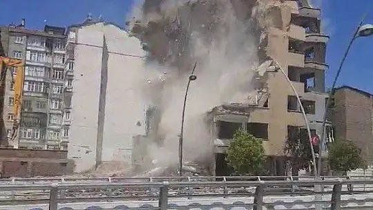 Elazığ'da ağır hasarlı 8 katlı bina korna sesi ile yıkıldı