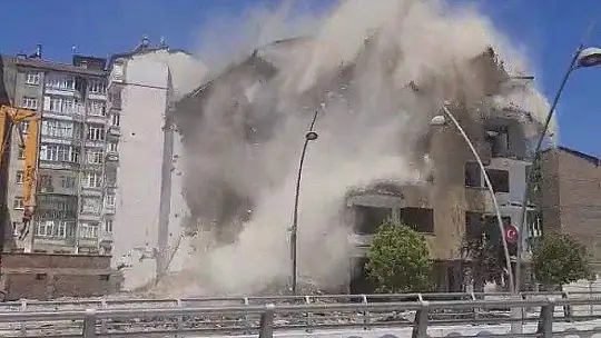 Elazığ'da ağır hasarlı 8 katlı bina korna sesi ile yıkıldı
