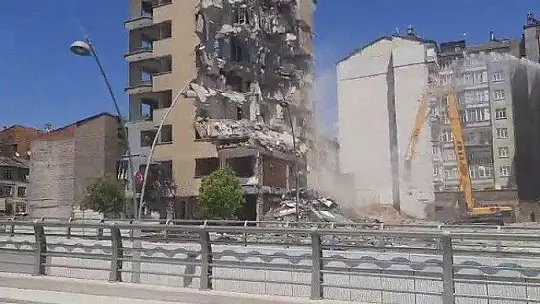 Elazığ'da ağır hasarlı 8 katlı bina korna sesi ile yıkıldı
