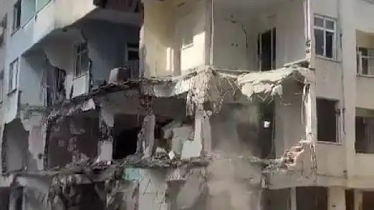 Elazığ'da ağır hasarlı bina korna sesi ile yıkıldı