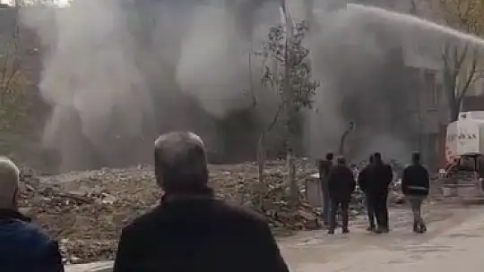 Elazığ'da ağır hasarlı bina tek dokunuşla yıkıldı