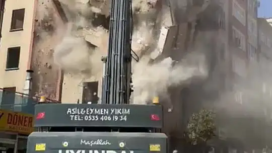 Elazığ'da ağır hasarlı bina tek dokunuşla yıkıldı