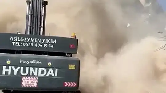 Elazığ'da ağır hasarlı bina tek dokunuşla yıkıldı