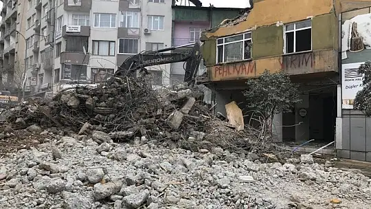 Ağır hasarlı binaların yıkımları