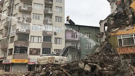 Ağır hasarlı binaların yıkımları