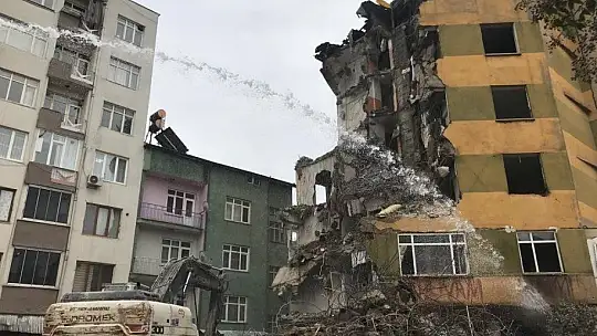 Ağır hasarlı binaların yıkımları
