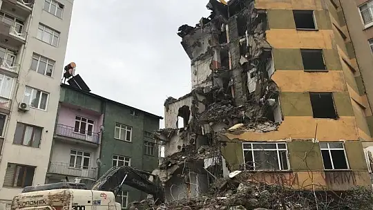 Ağır hasarlı binaların yıkımları
