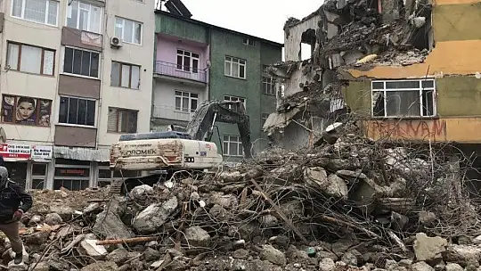 Ağır hasarlı binaların yıkımları