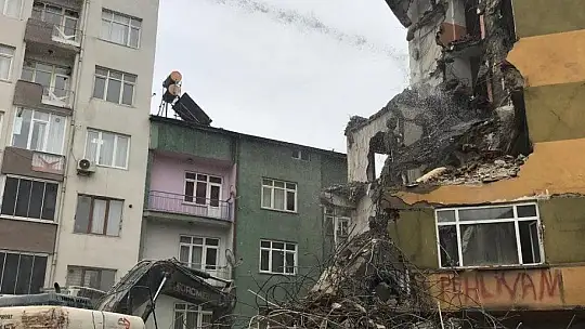 Ağır hasarlı binaların yıkımları
