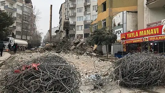 Ağır hasarlı binaların yıkımları
