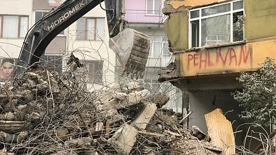 Ağır hasarlı binaların yıkımları