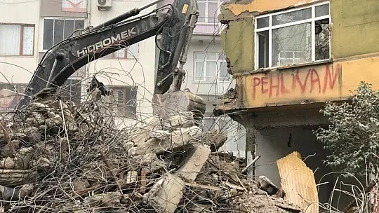 Ağır hasarlı binaların yıkımları
