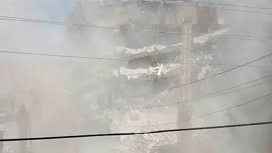 Elazığ'da ağır hasarlı binaların yıkımı sürüyor