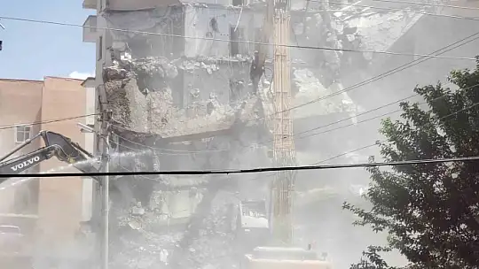 Elazığ'da ağır hasarlı binaların yıkımı sürüyor