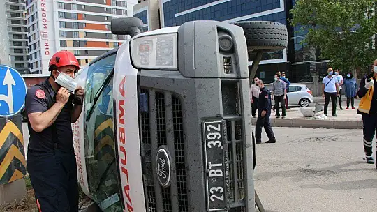 Elazığ'da ambulans ile otomobil çarpıştı: 2 yaralı