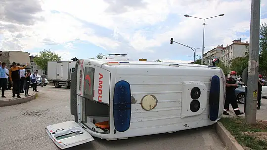 Elazığ'da ambulans ile otomobil çarpıştı: 2 yaralı