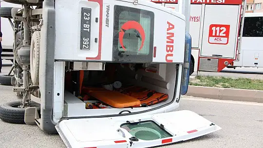 Elazığ'da ambulans ile otomobil çarpıştı: 2 yaralı