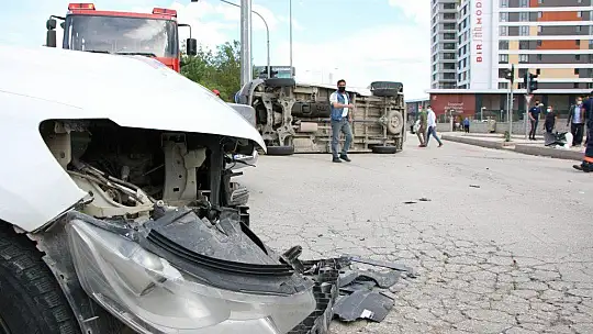 Elazığ'da ambulans ile otomobil çarpıştı: 2 yaralı