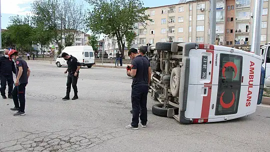 Elazığ'da ambulans ile otomobil çarpıştı: 2 yaralı