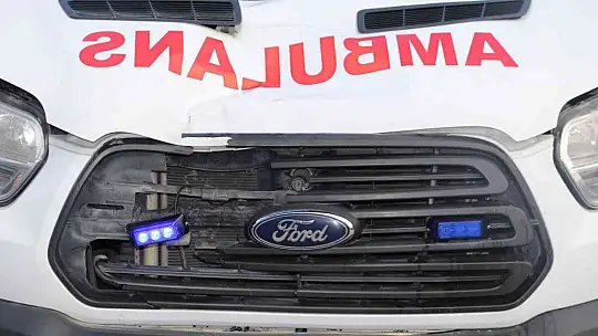 Elazığ'da ambulans yayaya çarptı: 2 yaralı