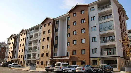 Depremzedeler konutlarına kavuşmanın mutluluğunu yaşıyor