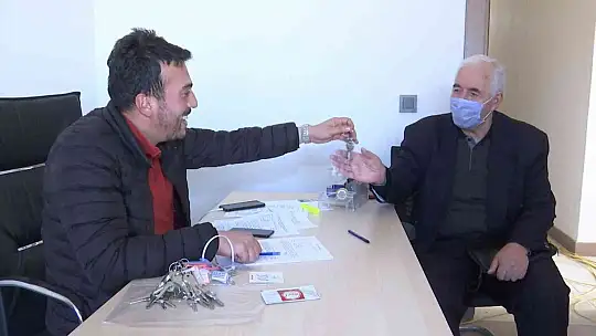 Depremzedeler konutlarına kavuşmanın mutluluğunu yaşıyor