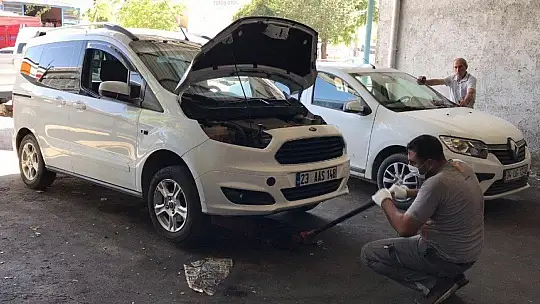 Elazığ'da aracın far kısmına girip sıkışan yavru kedi kurtarıldı