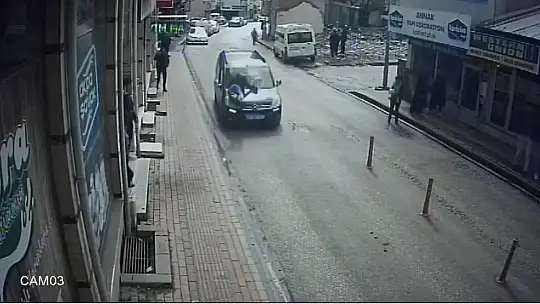 Elazığ'da aracın yayaya çarptığı kaza kamerada