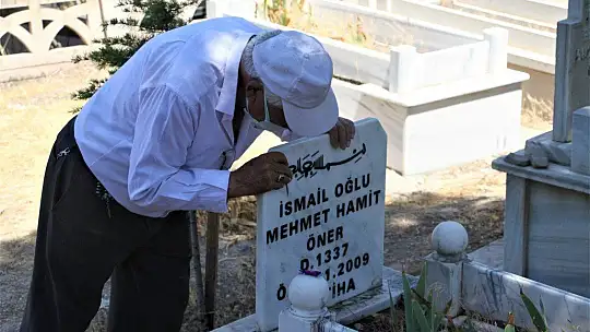 Elazığ'da arefe günü mezarlıklarda ziyaretçi yoğunluğu
