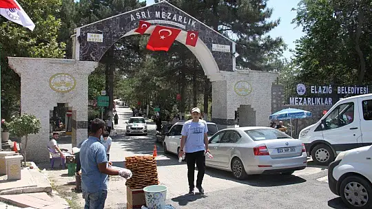 Elazığ'da arefe günü mezarlıklarda ziyaretçi yoğunluğu