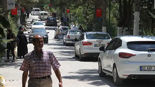 Elazığ'da arefe günü mezarlıklarda ziyaretçi yoğunluğu