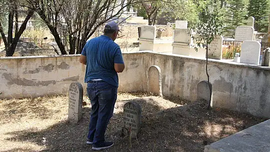 Elazığ'da arefe günü mezarlıklarda ziyaretçi yoğunluğu