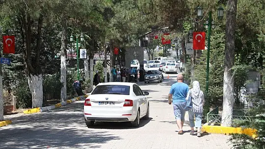 Elazığ'da arefe günü mezarlıklarda ziyaretçi yoğunluğu