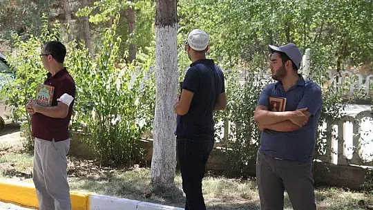 Elazığ'da arefe günü mezarlıklarda ziyaretçi yoğunluğu