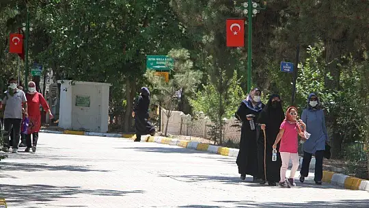 Elazığ'da arefe günü mezarlıklarda ziyaretçi yoğunluğu