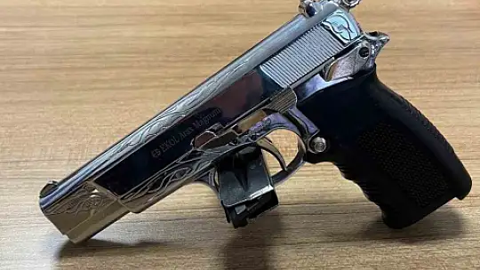 Polis düzenlediği uygulamalarda, ruhsatsız silah ve uyuşturucu madde ele geçirdi
