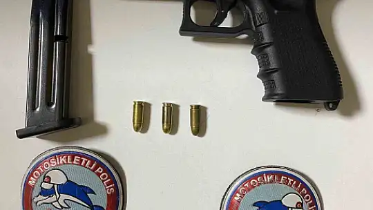 Polis düzenlediği uygulamalarda, ruhsatsız silah ve uyuşturucu madde ele geçirdi