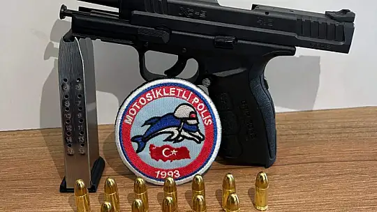Polis düzenlediği uygulamalarda, ruhsatsız silah ve uyuşturucu madde ele geçirdi