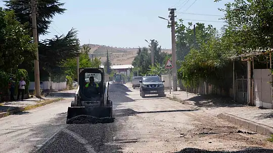 Elazığ'da asfalt bakım ve onarım çalışması yapıyor