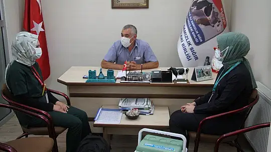 Elazığ'da aşı timleri sahada, görüştükleri herkesi ikna edip yerinde aşısını yapıyor
