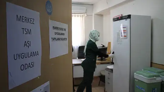 Elazığ'da aşı timleri sahada, görüştükleri herkesi ikna edip yerinde aşısını yapıyor