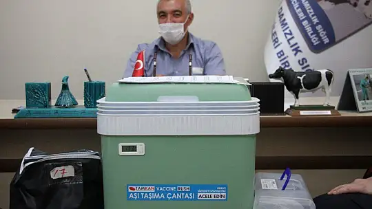 Elazığ'da aşı timleri sahada, görüştükleri herkesi ikna edip yerinde aşısını yapıyor