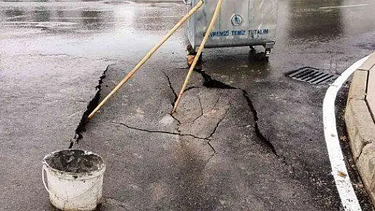Elazığ'da aşırı yağışlar nedeniyle yolda çökme meydana geldi