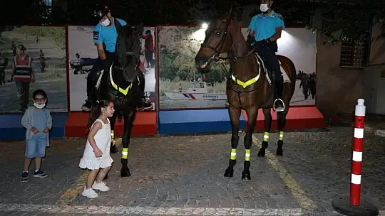 Elazığ'da atlı jandarma timi moral görevini sürdürüyor