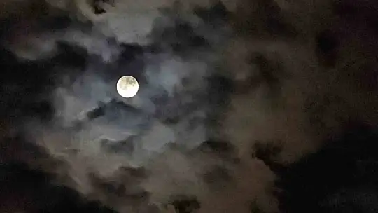 Elazığ'da Ay'ın bulutlar arasında geçişi hayranlık uyandırdı