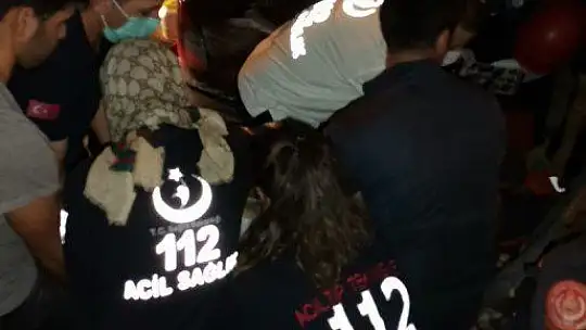 Elazığ'da aynı yerde ikinci kaza, otomobil üst geçitten uçtu: 3 yaralı