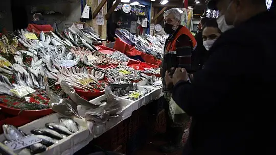 Elazığ'da balıkçının 'Norveç'ten' getirttiği köpek balığı dikkat çekti