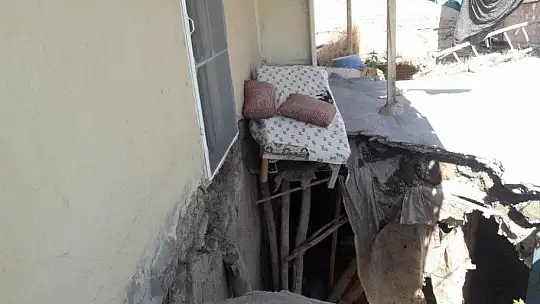 Elazığ'da balkon çöktü, evde mahsur kalan 6 kişi pencereden kurtarıldı